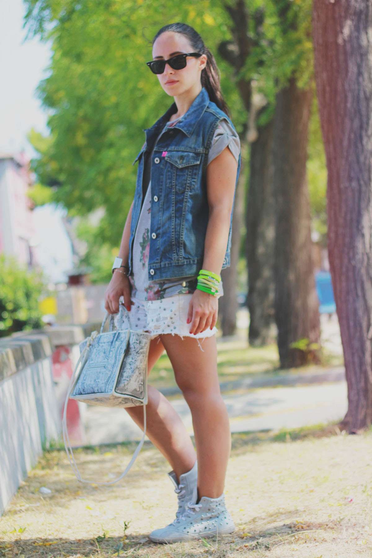 Studded shorts and sneakers outfit