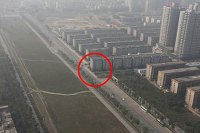 Rodovia chinesa é parcialmente bloqueada por um condomínio residencial