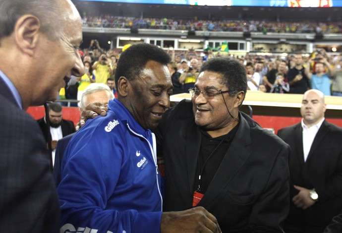 Pelé e Eusébio se encontram antes de amistoso entre Brasil e Portugal (Foto: Agência AP)